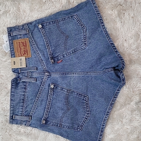 Levi's High Rise Seamed Denim Mom Shorts. - Picture 8 of 9